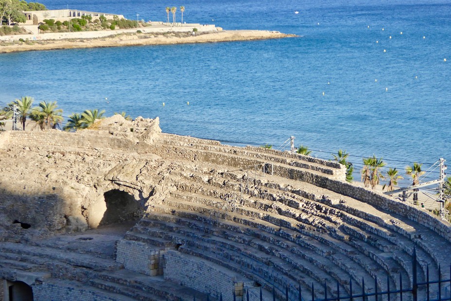 L'amphithéâtre romain domine la mer @C.Gary