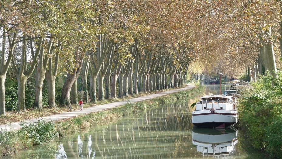 Canal du Midi - On peut louer une péniche pour un WE, plusieurs jours ou une semaine. @ David Raynal Canal du Midi - On peut louer une péniche pour un WE, plusieurs jours ou une semaine. @ David Raynal