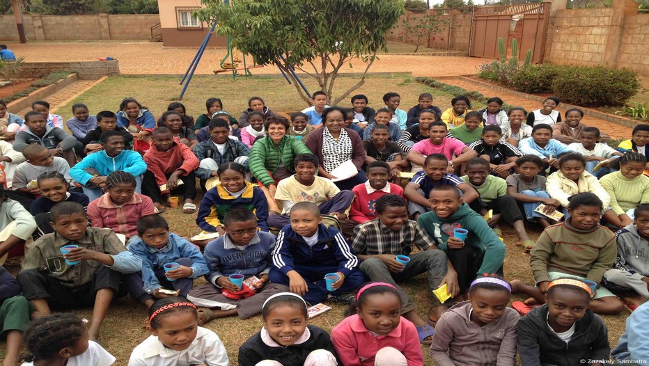 Tous les enfants recueillis à l'orphelinat "Ketza" entourent  Lys Rasoazanatompo, fondatrice de l'ONG KETZA et Véronique de Bourgies fondatrice de l’association Zazakely Sambatra  (Photo Yann Menguy)