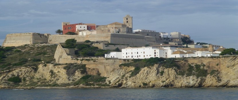 Elvissa, la capitale d’Ibiza perchée sur son rocher fut protégée des pirates par ses remparts, les mieux conservés d’Europe. Les coupoles de San Domingo et la  plaza de Vila, très animée l’été, ajoutent à son charme (crédit photo Catherine Gary)