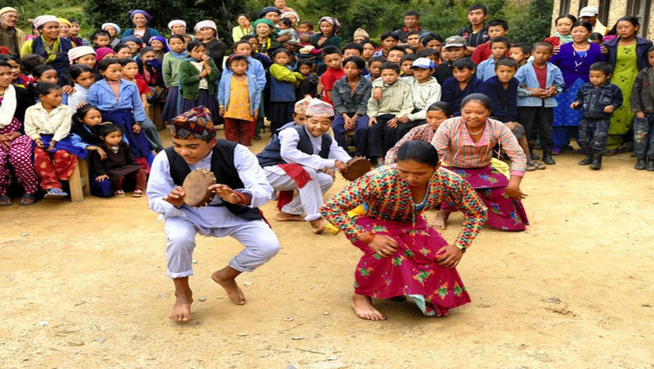 Danse traditionnelle exécutée par les jeunes Tamangs au Népal (Photo Patrice Olivier) Danse traditionnelle exécutée par les jeunes Tamangs au Népal (Photo Patrice Olivier)