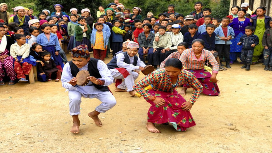 Danse traditionnelle exécutée par les jeunes Tamangs au Népal (Photo Patrice Olivier)