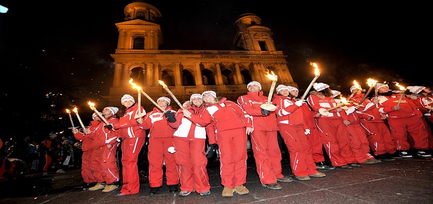 La descente aux flambeaux en arrêt devant l'église Saint-Sulpice à Paris (Photo DR) La descente aux flambeaux en arrêt devant l'église Saint-Sulpice à Paris (Photo DR)