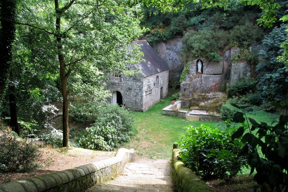 Le site de Notre Dame de la Fosse à Locuon. À l'époque gallo-romaine, le site de la chapelle Notre-Dame de la Fosse, près de Locuon, a été utilisé pour l'extraction des matériaux ayant servi à la construction des édifices de la ville antique de Vorgium (Carhaix) @ OT Morbihan.