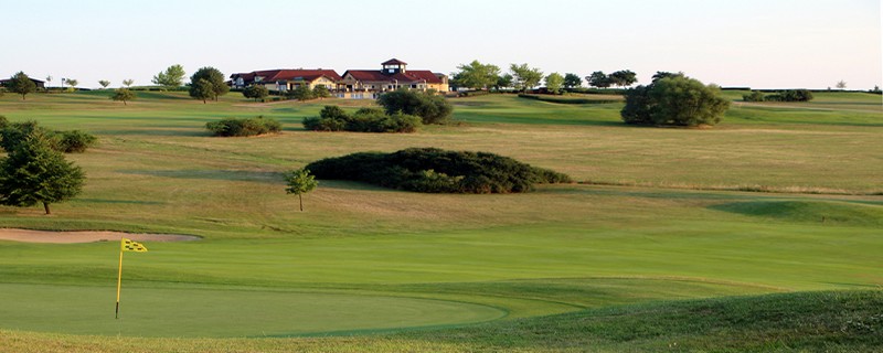 En dehors de son riche passé historique, Karlstein séduit également les golfeurs pour son magnifique parcours de 27 trous qui possède en arrière-plan une vue imprenable sur la forteresse médiévale (Crédit photo David Raynal)