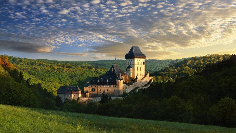 Le château fort de Karlštejn (Karlstein en français)  occupe, parmi les nombreuses forteresses médiévales tchèques, une place particulière. Situé à une trentaine de kilomètres de Prague, il a été construit entre 1348 et 1357 par Charles VI  (Crédit photo Czechtourism.com)