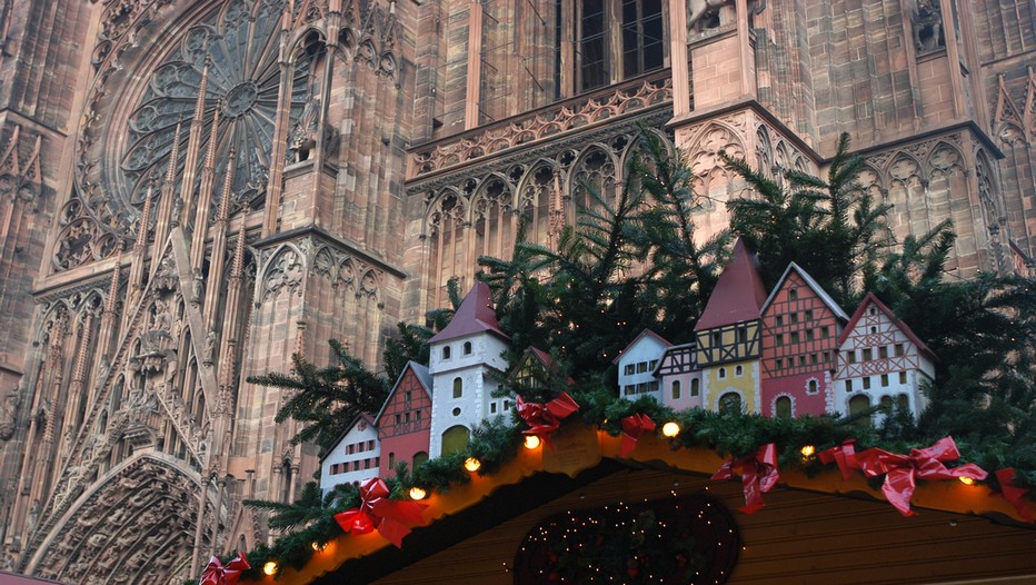 Comme le veut la tradition séculaire en Alsace, Noël est l'occasion d'une décoration exceptionnelle dans un mélange tout à la fois sacré et populaire (Crédit photo CRT Alsace) Comme le veut la tradition séculaire en Alsace, Noël est l'occasion d'une décoration exceptionnelle dans un mélange tout à la fois sacré et populaire (Crédit photo CRT Alsace)