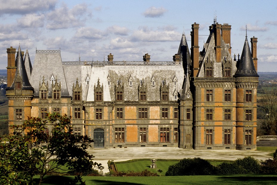 Château de Trévarez - Bombardé lors de la Seconde Guerre mondiale parce qu’il hébergeait des sous-mariniers allemands et japonais, le château subit alors d’importants dégâts.   Acquis par le Conseil départemental en 1968, il est progressivement restauré. @ Bernard Galeron