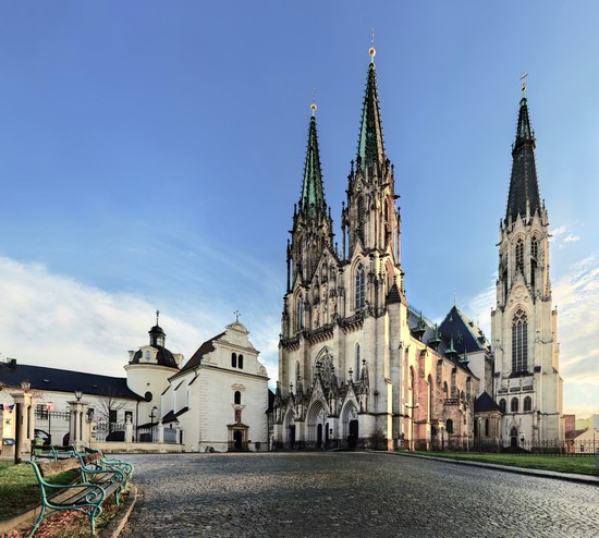 Olomouc. La cathédrale gothique remaniée par la suite surplombe la ville @CzechTourism