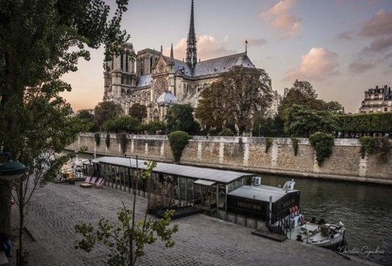 La péniche de la Nouvelle Seine quai de Montebello dans le 5e arrondiseement de Paris.@ B.K