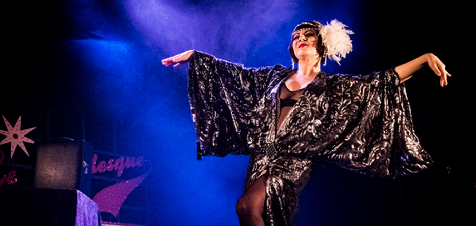 Créé par l'effeuilleuse Valentina del Pearls, Le Cabaret Burlesque se veut un spectacle populaire, arty, drôle et élégant, dans la grande lignée du divertissement «entertainment » à l'américaine. @ B.K.