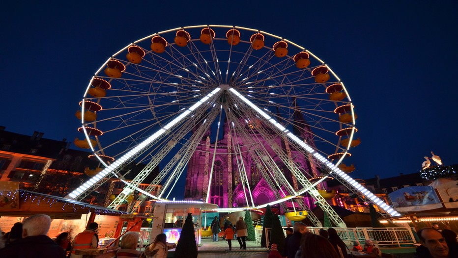 La grande roue devant la cathédrale de Mulhouse, une tradition lors de son grand marché de Noël (Crédit Photo David Raynal)