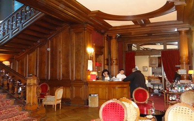 Hall d'accueil du restaurant gastronomique " Les Ducs de Lorraine " à Epinal . Ce restaurant étant installé dans une demeure néo-classique façon Tudor, style manoir d’outre-Manche (crédit photo Bertrand Munier)