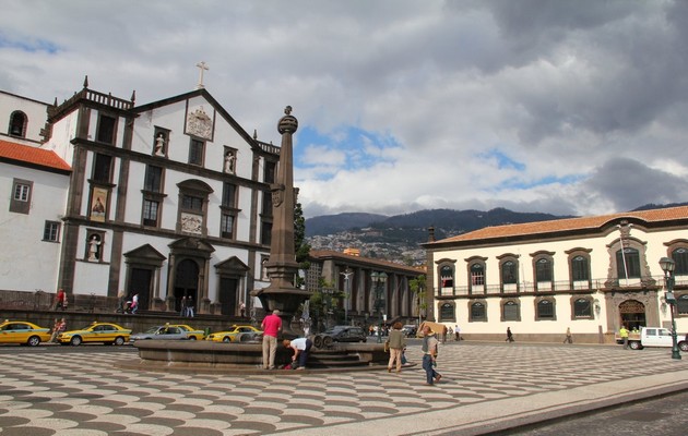 Funchal, PLace de la mairie. Au fond l'église Saint Jean l'Evangeliste et á droite le tribunal.(Crédit Photo André Degon)