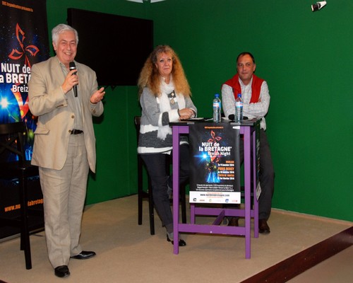 La nouvelle tournée de la Nuit de la Bretagne a été dévoilée par son producteur Olivier Sévère (BVC Organisation) il y a quelques semaines à la Maison de la Bretagne, accompagné de Kaourintine Hulaud, vice-présidente de la Région Bretagne et de Philippe Chain, président de Paris Breton, partenaires de l’opération.(Crédit Photo David Raynal) La nouvelle tournée de la Nuit de la Bretagne a été dévoilée par son producteur Olivier Sévère (BVC Organisation) il y a quelques semaines à la Maison de la Bretagne, accompagné de Kaourintine Hulaud, vice-présidente de la Région Bretagne et de Philippe Chain, président de Paris Breton, partenaires de l’opération.(Crédit Photo David Raynal)