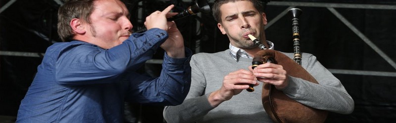 Les sonneurs couple Tymen et Kerveillant bombarde et biniou coz (Crédit photo Jack Fossard). Les sonneurs couple Tymen et Kerveillant bombarde et biniou coz (Crédit photo Jack Fossard).