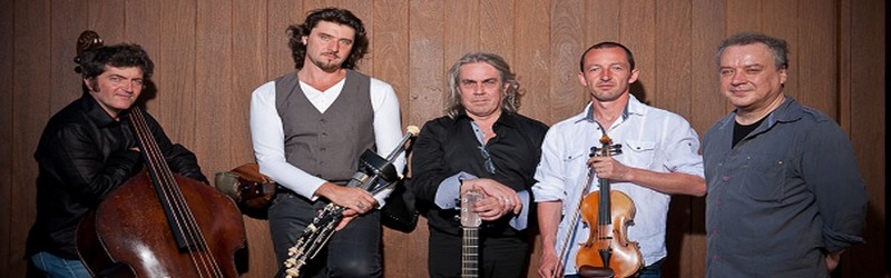 Ronan Le Bars, le virtuose du uilleann pipes (la cornemuse irlandaise), accompagné de sa nouvelle formation (Crédit photo Jack Fossard). Ronan Le Bars, le virtuose du uilleann pipes (la cornemuse irlandaise), accompagné de sa nouvelle formation (Crédit photo Jack Fossard).