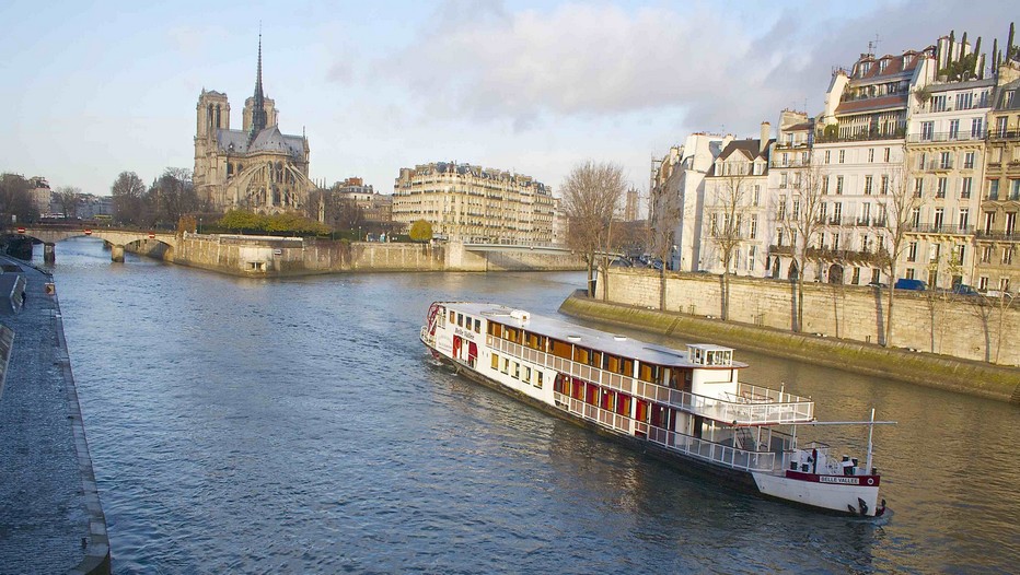 Transformé en bateau à roue en 1988, le « Belle Vallée » a été conçu selon les plans des plus beaux  bateaux de la fin du XIXe siècle (Crédit photo Compagnie des Bateaux de Paris)
