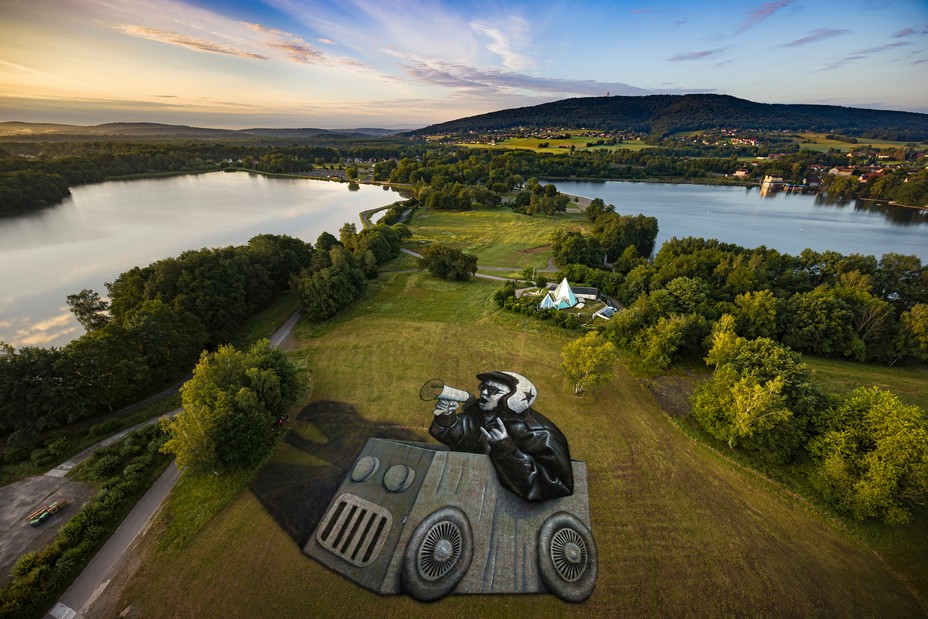 Saype Artiste connu mondialement pour ses immenses oeuvres de land art . @ www.centenaire90.fr