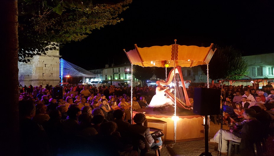 Tous les mardis soirs de l’été, dès le 12 juillet, place au show artistique de la compagnie La Boîte à Musique (En)chantée..  @ www.centenaire90.fr