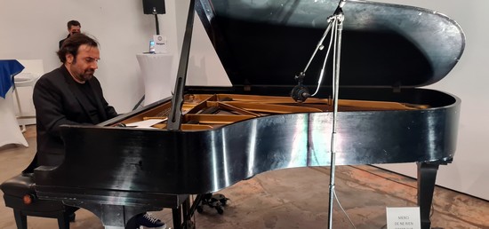 Le pianiste et musicien André Manouchian lors de la soirée consacrée au Centenaire du Territoire de Belfort à Paris en février.@ David Raynal Le pianiste et musicien André Manouchian lors de la soirée consacrée au Centenaire du Territoire de Belfort à Paris en février.@ David Raynal