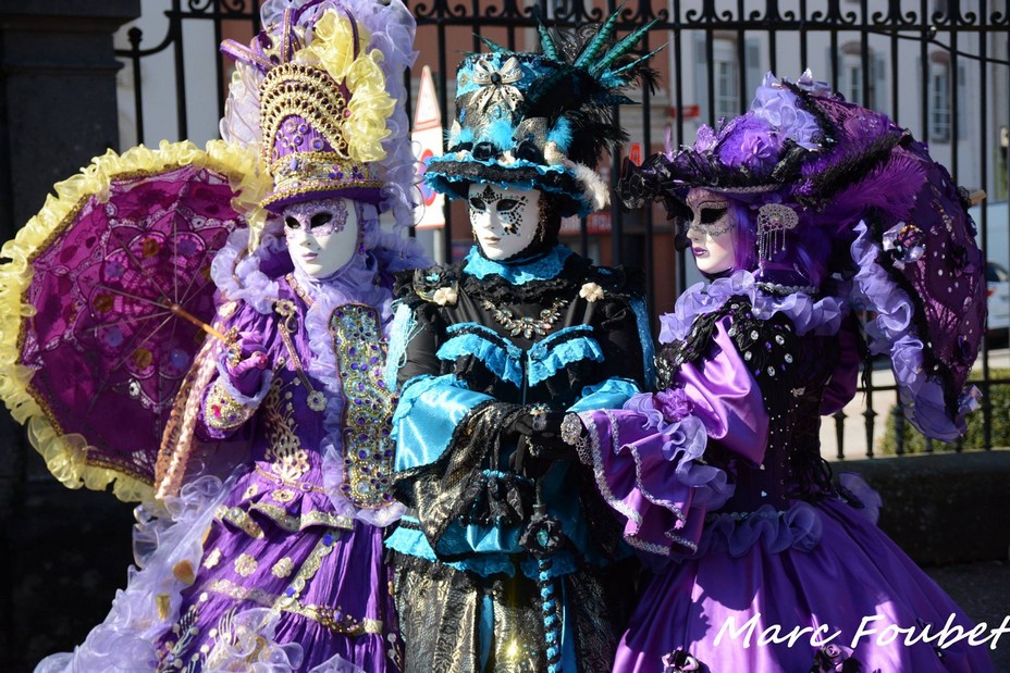 Orchestres de rue, sonorisation, son et lumière, tout est mis en œuvre dans la ville pour que les costumés s’exposent au regard des visiteurs émerveillés @ Marc Foubet