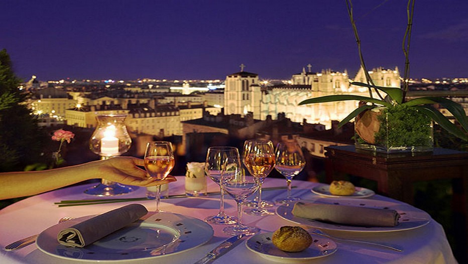 A la Villa Florentine, dans le ciel de Lyon, le temps est suspendu pour un dîner en amoureux, sur les hauteurs de la ville, face au panorama unique sur les toits du Vieux Lyon (Crédit photo Relais et Châteaux)