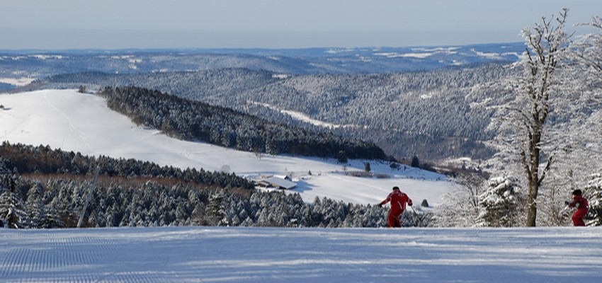 Féérie hivernale des Hautes-Vosges et du domaine skiable surplombant l’Ermitage-Resort à Ventron. (Crédit Photo Ermitage-Resort)