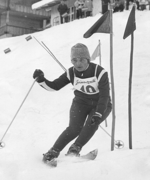 Thérèse la plus douée et la plus titrée des soeurs Leduc, toutes championnes de ski (Crédit photo collection Marguerite Leduc)