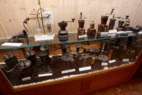 Le musée de Papy Gaby possède une collection hallucinante de moulins à café @ D.R.