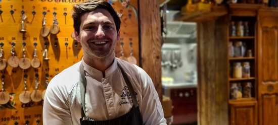 En cuisine depuis 12 ans, Jérémy puise aujourd’hui son inspiration dans l’histoire de la maison @ David Raynal En cuisine depuis 12 ans, Jérémy puise aujourd’hui son inspiration dans l’histoire de la maison @ David Raynal