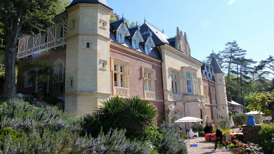 Concours en HauteNormandie des Talents Gourmands : Le 7 février 2014 avait lieu au Manoir de Rétival à Caudebec,.. au milieu des pianos du chef David Goerne, la finale régionale de Haute-Normandie qui a réuni le jury présidé par le « deux étoilé » Michelin Jean-Luc Tartarin. (Crédit Photo André Degon)