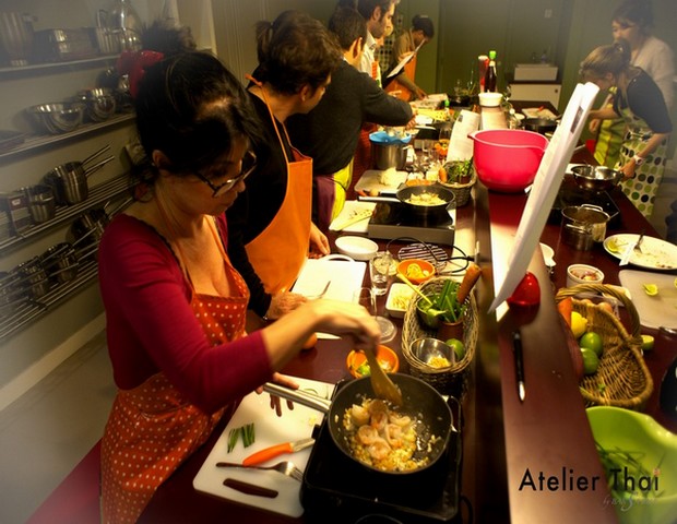 Lors de l'atelier, les stagiaires suivent attentivement les directives de leur initiatrice Thaïlandaise Plap (Crédit photo Atelier Thaï) Lors de l'atelier, les stagiaires suivent attentivement les directives de leur initiatrice Thaïlandaise Plap (Crédit photo Atelier Thaï)