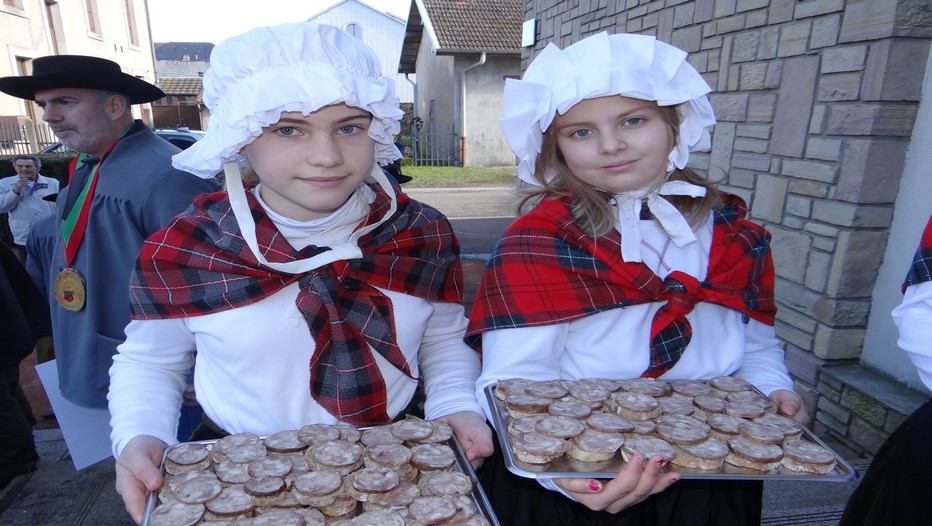 Jeunes filles en tenue traditionnelle lors de la Foire du Val d'Ajol dans les Vosges (Crédit photo Bertrand Munier)