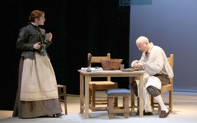 Emmanuel Dechartre, Katia Miran dans la pièce "Parce que c'était lui..." actuellement au Théâtre du Petit Montparnasse (Crédit Photo Lot)