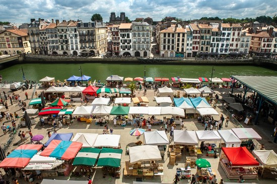 Vue  sur le Petit Bayonne  Halles marché © M.Prat