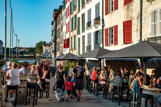 Terrasses sur les quais du Grand Bayonne - OT Bayonne © Mathieu Prat