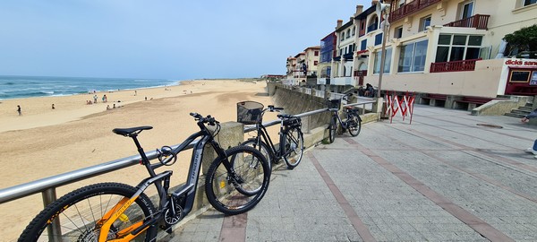 Sur le front de mer battu par les vagues de l’océan, la place des Landais qui date des années 30 est constituée de maisons mitoyennes avec des colombages rouges néo basques qui marquent la signature architecturale de la station. © David Raynal