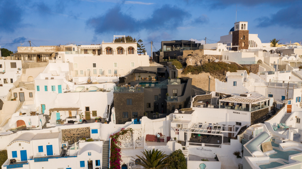 Au cœur de la mer Egée, un boutique hôtel  kivotos hors du temps, à l'architecture étonnante, creusé dans le rocher : le luxe en toute simplicité. @TripAdvisor