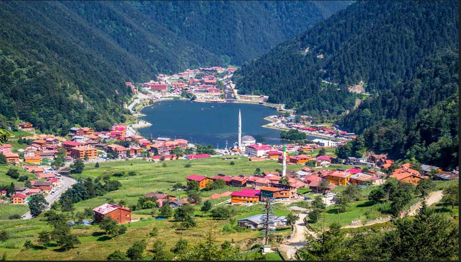 A une heure de route de Trabzon le lac Uzungöl  s’étire dans son cirque de montagnes au cœur de grandes forêts à 1100 mètres d’altitude. @Tourisme Turquie