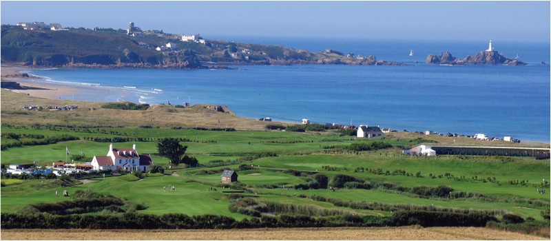 A l'ouest de l'île, la Grande Route des Mielles offre un panorama unique sur une zone dunaire préservée (Crédit photo D.R.).