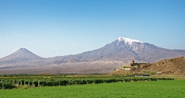 les plus vieilles caves à vin et les plus vieux flacons contenant de divins nectars ont été retrouvés dans l’actuelle Géorgie et en Arménie. Ici es vignobles au pied du Monastère de Khor Virap (Arménie) @ wilkipedia