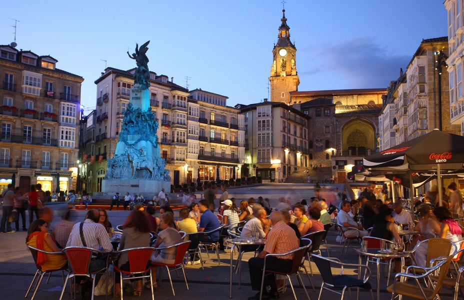 Vitoria Ambiance nocturne sur la place de la Virgen Blanca @DR