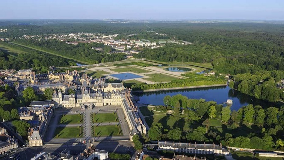 Vue aérienne de la ville de Fontainebleau, son château et sa forêt d'exception (Crédit photo O.T. Seine et Marne)