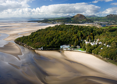 Le village de Portmeirion, lieu de tounage de la série-culte qualifiée par certains de chef d'oeuvre télévisionnaire Le Prisonnier.