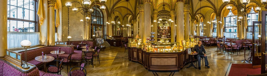 Le célèbre Café Central à Vienne  ou  dans les années 1880,  Trotsky, Freud, Zweig et Loos s’y attablaient autour d’un café @ Café Central