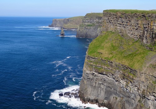les Cliffs of Moher, les falaises les plus célèbres d’Irlande. Hautes de 215 mètres, elles s’étendent sur 8 kilomètres entre Hag’s Head et O’Brien’s Tower. (Crédit photo André Degon)
