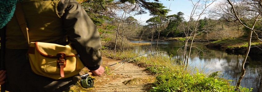 Bâti sur la rivière du même nom, au cœur d’une végétation luxuriante, Ballynahinch Castle Estate accueille aussi bien les pêcheurs que les randonneurs où tout simplement les amoureux de la nature (Crédit photo DR) Bâti sur la rivière du même nom, au cœur d’une végétation luxuriante, Ballynahinch Castle Estate accueille aussi bien les pêcheurs que les randonneurs où tout simplement les amoureux de la nature (Crédit photo DR)