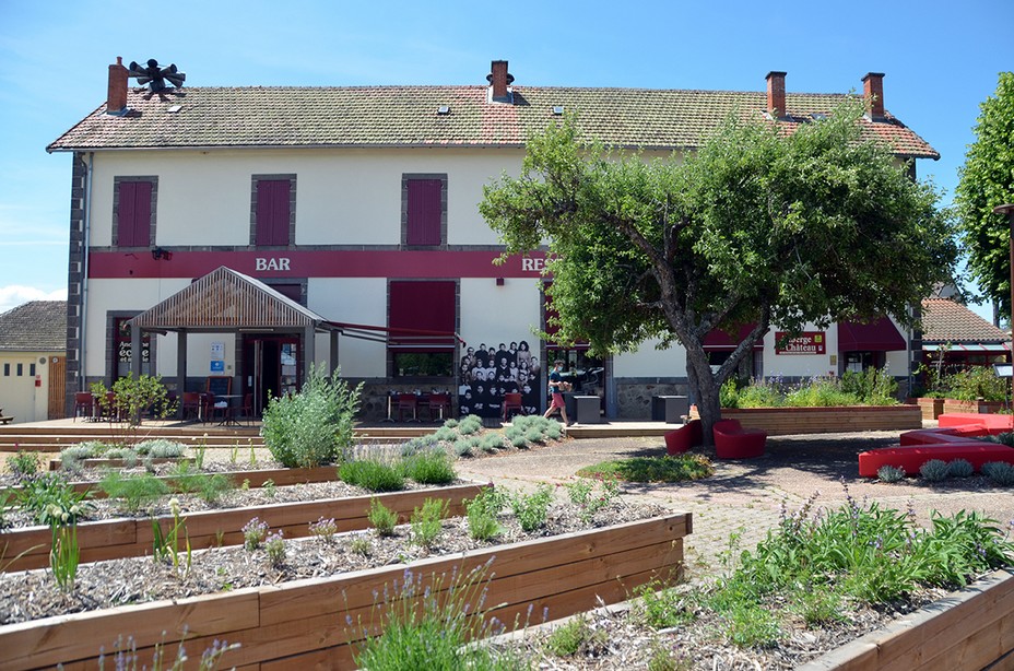 l’Auberge du Château est située dans un endroit reposant, à deux pas du Château Rocher, forteresse médiévale qui veille sur les Gorges de la Sioule et de ses méandres. @ David Raynal