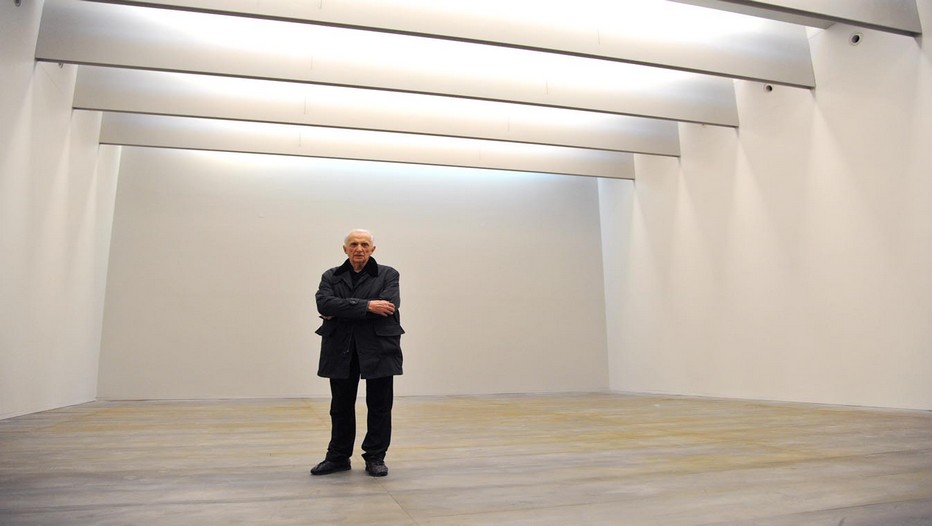 Lors de l'inauguration du musée qui lui est dédié à Rodez, Pierre Soulages pose dans l'une des salles immaculée où la lumière douce diffuse toute une gamme de blancs (© Photo musée-soulages-Rodez)